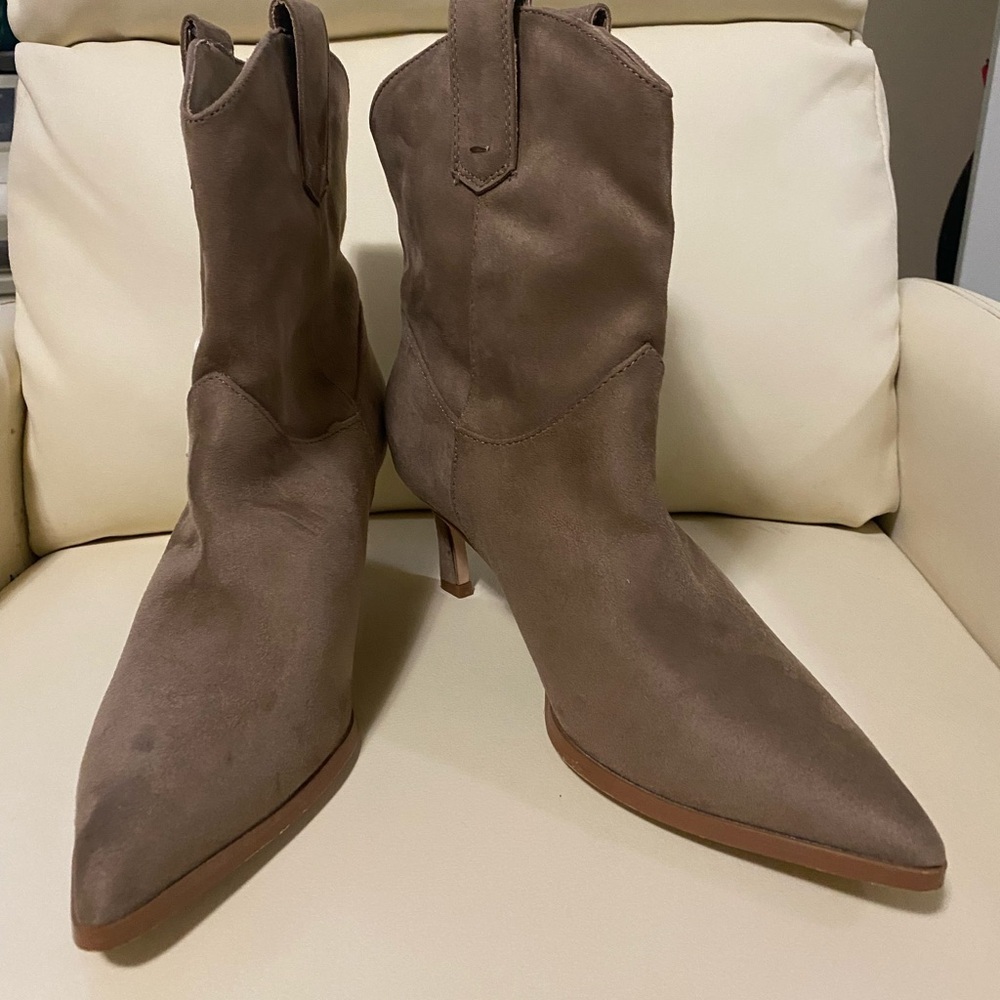 Jason Wu NWT Designer Western Wally Suede Ankle Taupe Heeled Boots